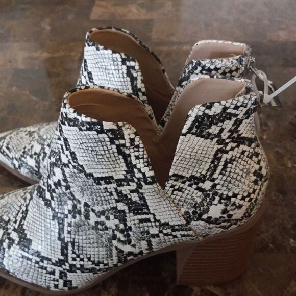 Women's Pointed Toe Ankle Booties - Picture 3 of 6